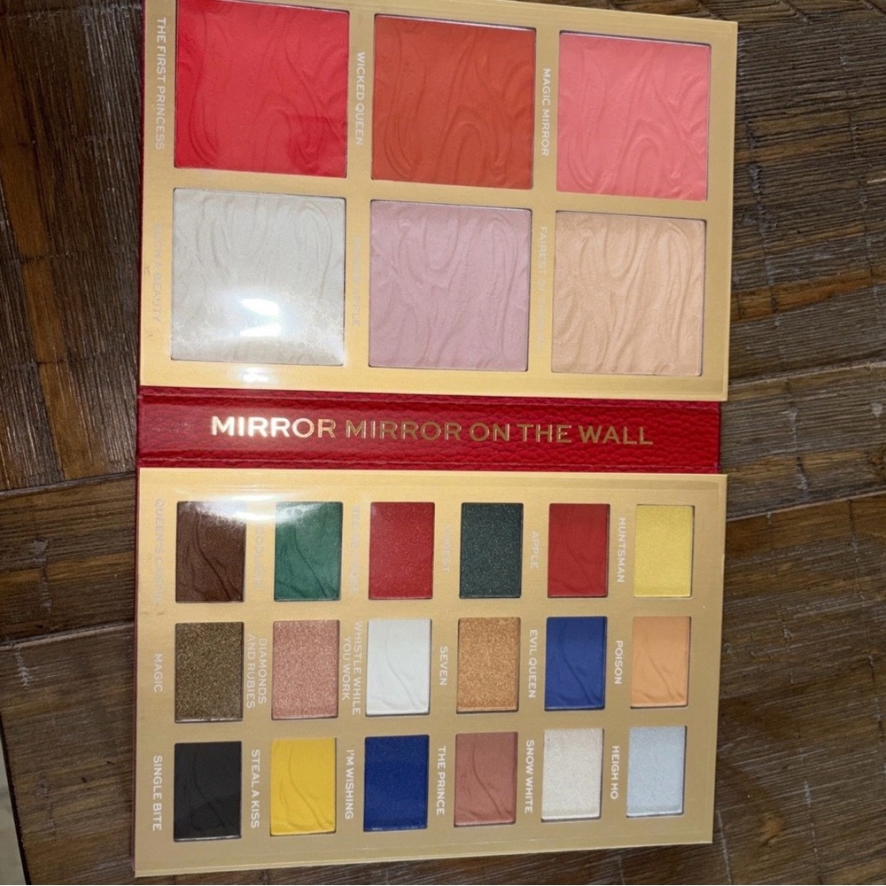 Revolution Beauty Snow White Eyeshadow & cheek palette - Picture 2 of 5